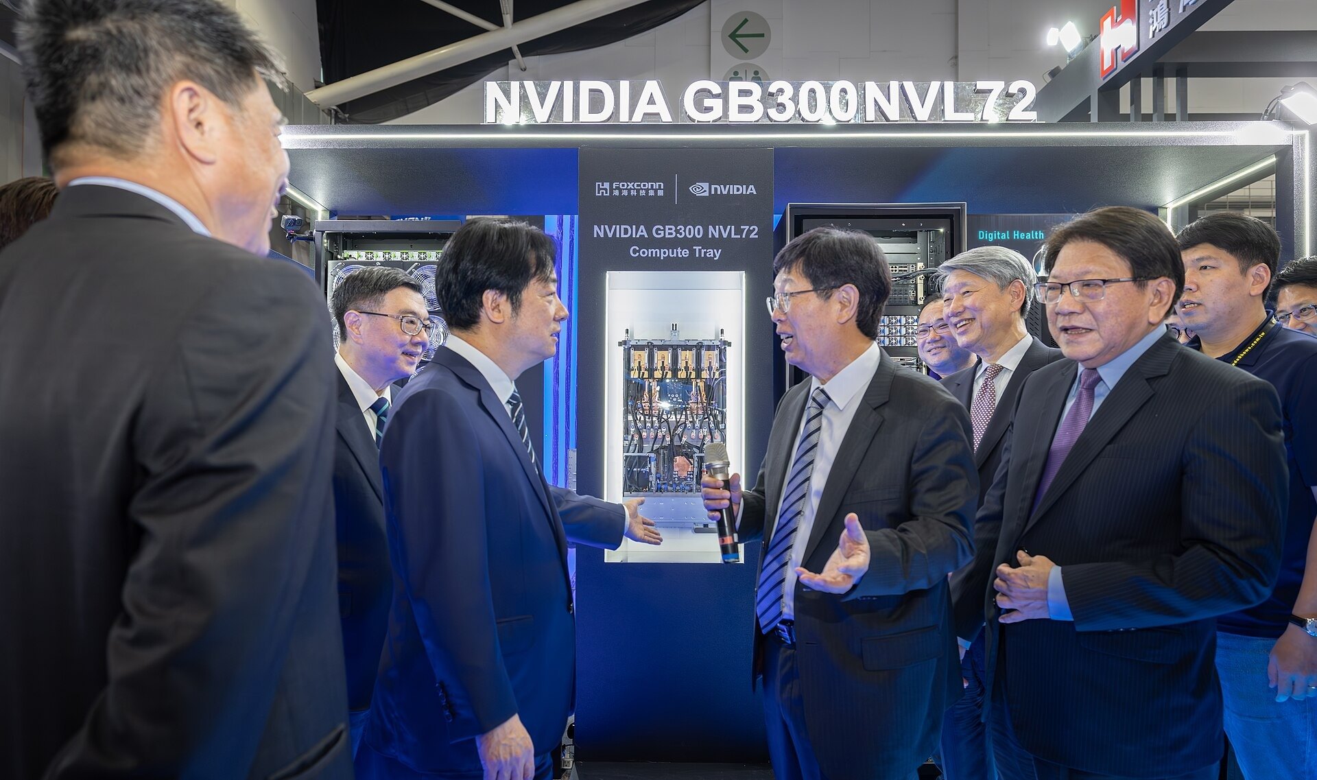 Une délégation visite les stands de Computex 2025 à Taipei