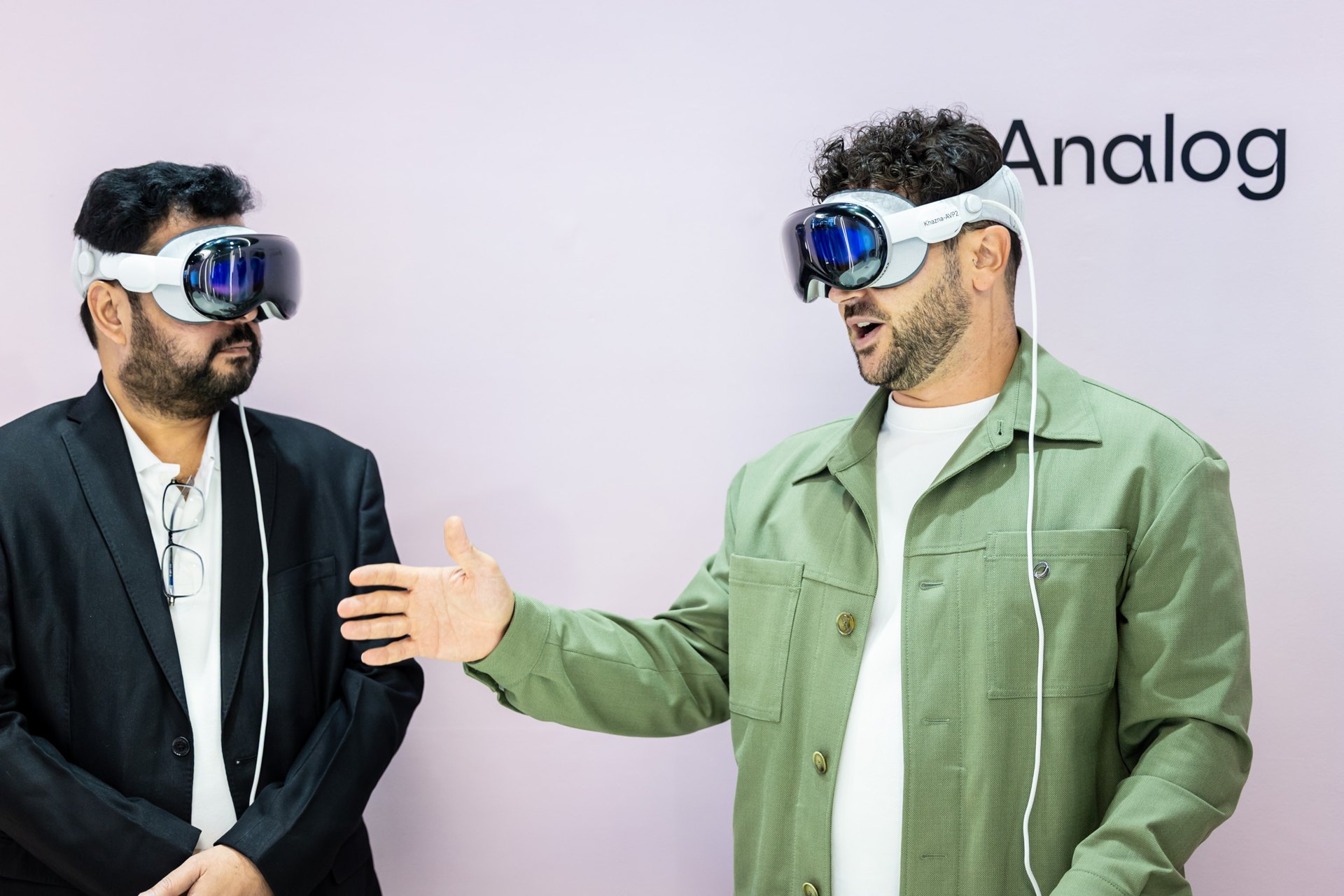 Deux participants essaient des lunettes connectées à GITEX