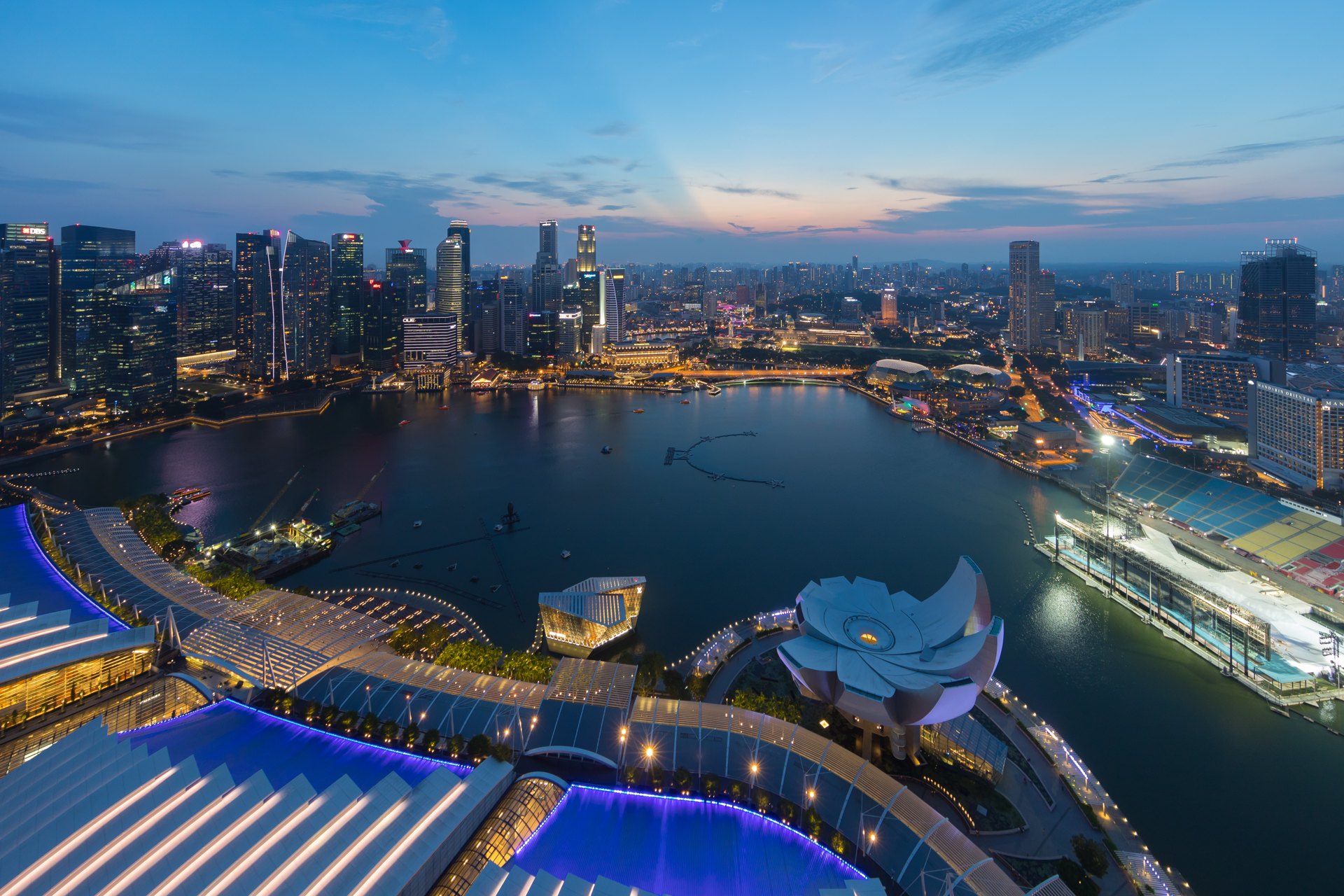 Les immeubles du centre de Singapour au crépuscule, vue de la ville