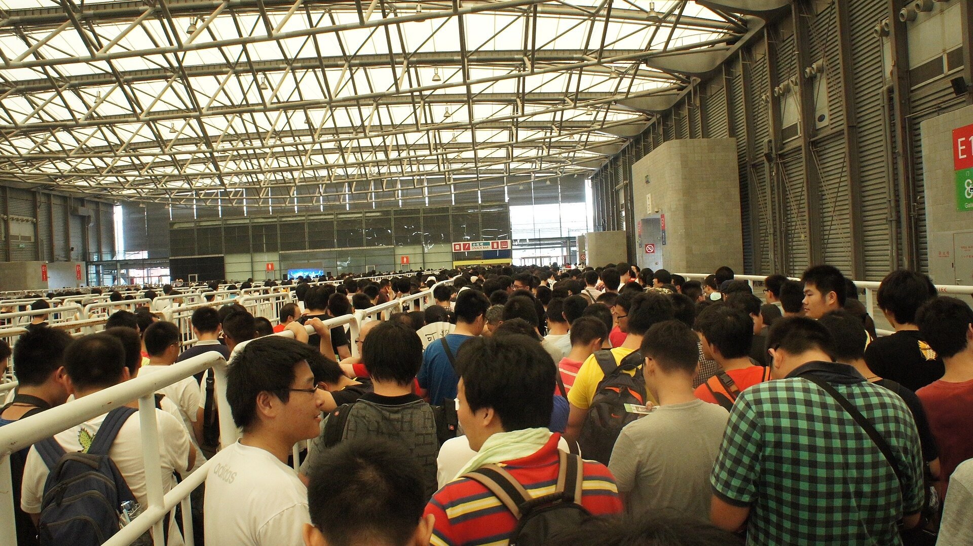 Les visiteurs à l’entrée de ChinaJoy 2013 à Shanghai